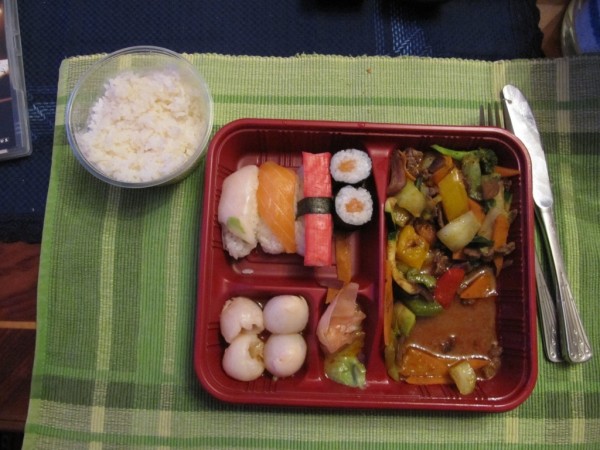 Thai Bento (Rindfleisch mit rotem Curry) Bento (Suppe, Vorspeise, Salat, ... - Culinari - Wien