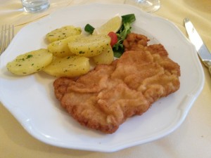 Wienerschnitzel vom Schwein mit Petersilienerdäpfel - Schloss Kapfenstein - KAPFENSTEIN