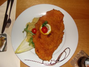 Schnitzel Wiener Art vom Schwein mit hausgemachten Kartoffelsalat (10,80 Euro). - Gasthaus Krone - Hörbranz