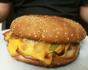 New York Burger mit Pommes 8,90