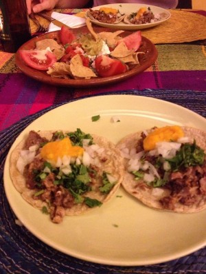 Tacos (de longaniza und de suadero), Ensalada de nopales - Taqueria Los Mexikas - Wien