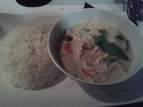 Gaeng Khiau Wan Gai (grünes Hühnerfleisch-Curry mit jungen Bambusschoten, ... - Café Mitte - Graz
