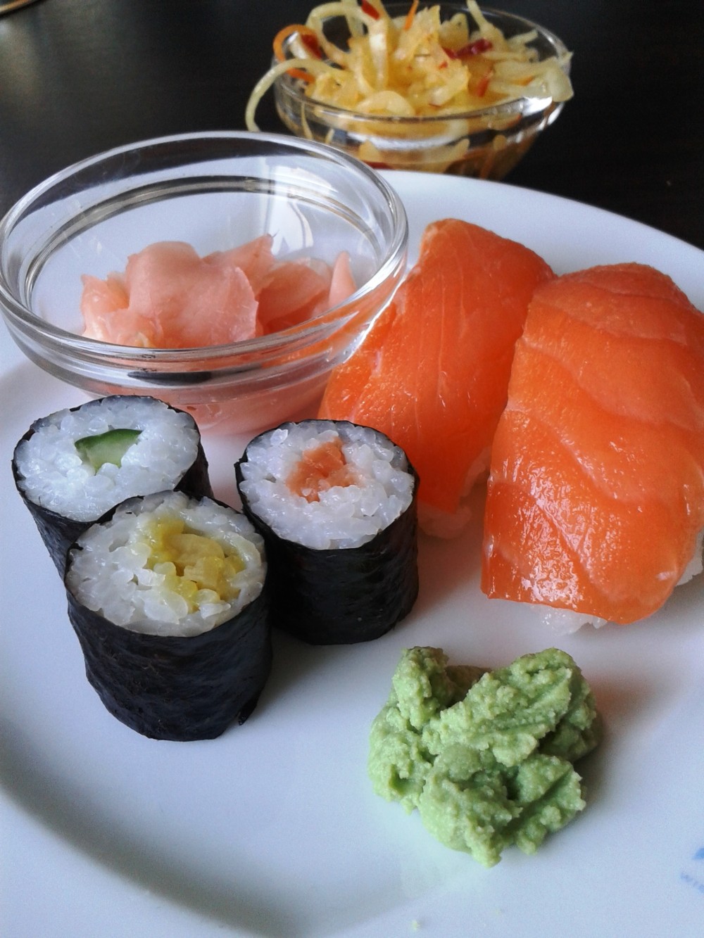 Interwok - Nigiri-Sushi & Maki mit pikantem Krautsalat - Buffet Restaurant Interwok - Wien