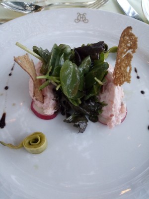 Lachsmousse mit Spinat-Blattsalat und Brotchips