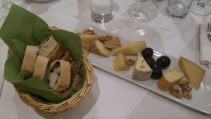 Kleiner Käseteller vom Käsewagen (8,50?) und Gebäck (1,60?) - hervorragend! - Lucullus - Wien