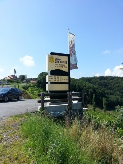 Einfahrt - Weingut Georgiberg - Berghausen