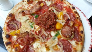 Pizza Mamma Mia: Salami, Speck, Zwiebeln, Paprika, Fleischpaste