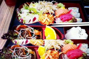 Bento Box mit Bulgogi, Maki und Sushi, Salat