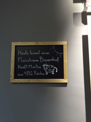 Das Schild gleich bei der Kassa. Da weiß man woher es kommt :) - Burgerista - Wien