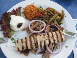 Hellas-Platte Souvlaki, Gyros, Tzatziki, Fisolen, Reis und Salat