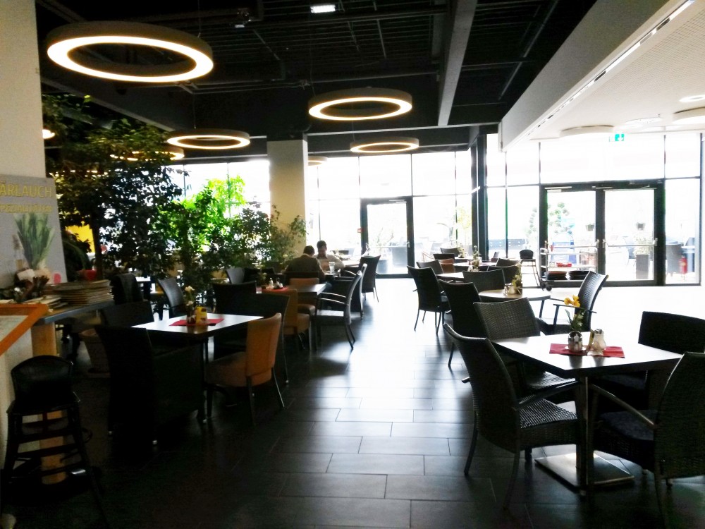 Freibereich mit Blick auf die Terrasse - Cafe & Restaurant Strindberg - Graz