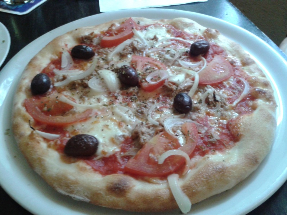 Mini Pizza mit Thunfisch, Zwiebel, Oliven und Tomatenscheiben - Eckhaus - Graz