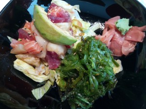 Salat mit Fisch, Avocado, Ananas und Wakame - ausgezeichnet!
