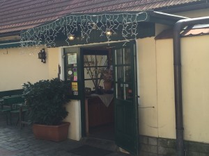 Eingang zum Lokal (im April und nicht zu Weihnachten aufgenommen) - Wambacher - Wien