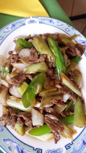Cong Bao Yang Rou, gebratenes Lammfleisch mit Lauch (in diesem Fall Jungzwiebeln, geht auch)