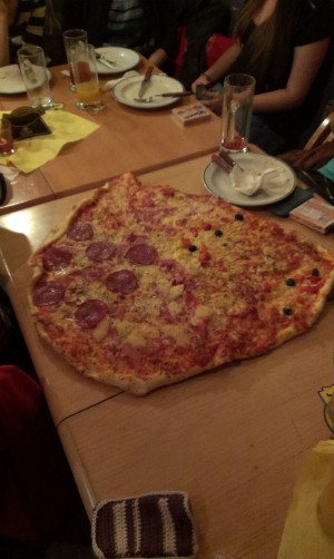 Unfassbar grosse Familienpizza fuer 16 Euro. 4 Esser werden locker satt. 