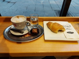 Freitagsmenü: Cappuccino und Schokolade Croissant