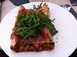 Focaccia Pizza Prosciutto (€8,90)