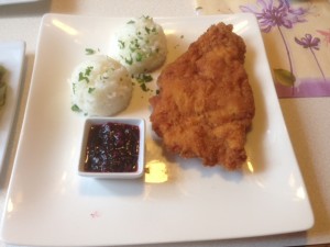 Feuriges Cordon Bleu mit Reis und Preiselbeeren - Gasthof Gruber - Gunskirchen