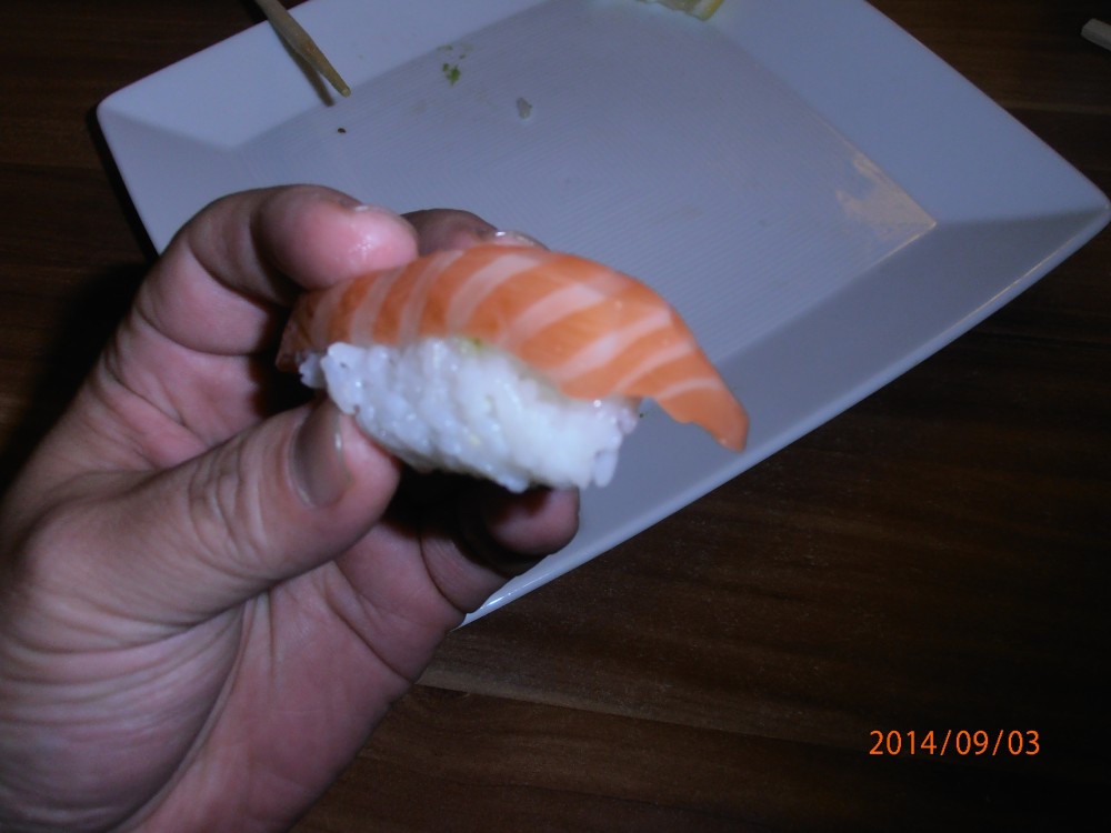 und ja...traditionell isst man Sushi mit den Fingern. Aaah...Mund auf! - Suk-Sushi-Bar - Wien
