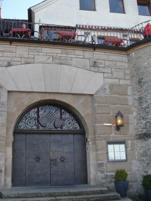 Über dem Eingang die Terrasse. - Burgrestaurant Gebhardsberg - Bregenz