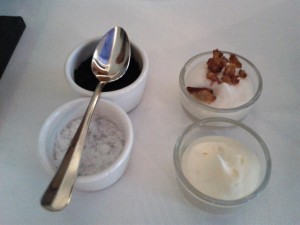 Gedeck -Schwarzes Aschesalz, Maldon-Salz, Grammelschmalz, Butter