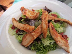 Salat mit Hühnerstreifen, Trauben und Blauschimmeldressing (von der ... - Der Bettelstudent - Wien