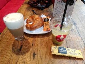 Cafe, Croissant, Fruchtsaft, Raw Bar