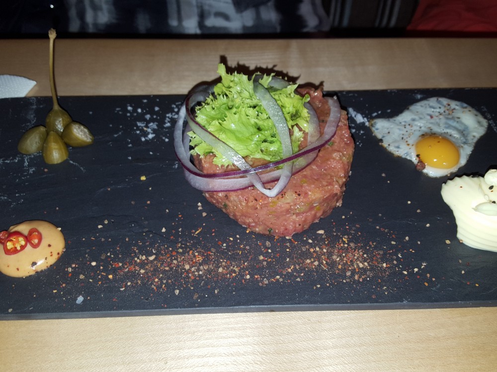 Beef Tartare vom Donaulandrind - Amterl Baden - Baden