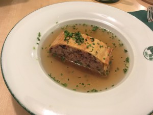 Rindssuppe mit Fleischstrudel - GösserBräu - Graz