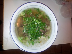 Pho Suppe Vietnamesische Reisnudeln mit Rindfleisch oder Hühnerfleisch