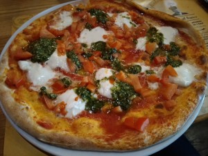Pizza dello Sportivo (Pesto,Bufala,Tomatenstücke)