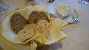 Gruss aus der Küche (Brot mit Kräuertopfen) - Meilinger Taverne - MITTERSILL