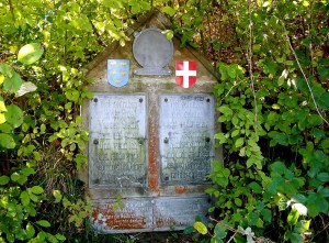 Der Gedenkstein an den Erbauer der Alp bei der Quelle des Teiches.