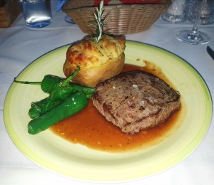 Steak vom Angusrind mit Erdäpfel-Speck-Polenta u. grünem Paprika