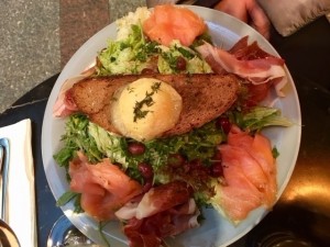Salat mit Lachs und Rohschinken