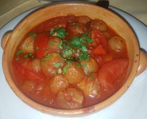 Stifado vom Lamm mit Schalotten und Tomatensauce