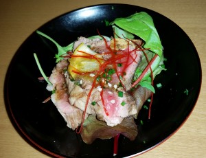 Ganz kurz gebratenes Rinderfilet  eingelegt in Mangosauce mit Zwiebeln und ... - Sakai - Taste of Japan - Wien