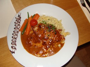 Putenrahmschnitzel mit Spätzle und Karottengemüse (12,80 Euro). - Gasthaus Krone - Hörbranz