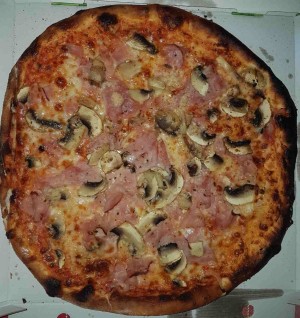 Pizza Toscana mit Schinken und Champignons (nicht aus der Dose) - Quattro Due - Wien