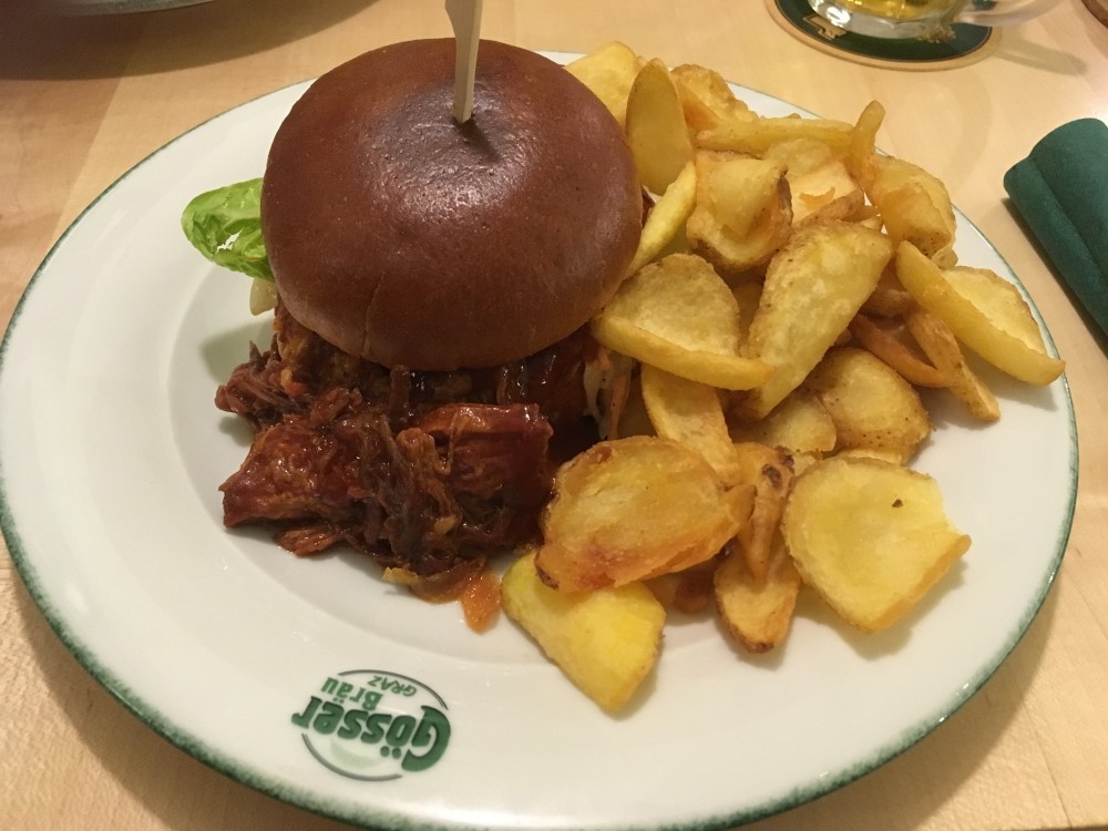 Pulled Pork Burger mit knusprigen Erdäpfeln - GösserBräu - Graz