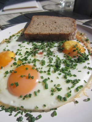 Ham & Eggs (echt!) - der köstliche Beinschinken versteckt sich nämlich darunter - Motto am Fluss - Wien