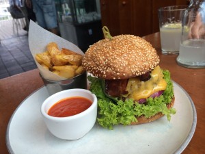 "Motto - Burger" im Café. Achtung: unglaublich fettig!! - Motto am Fluss - Wien