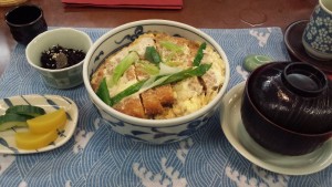 Katsu Don, &quot;Schweineschnitzel&quot; mit Ei und Zwiebeln auf Reis. Der Geschmack hat nachgelassen.