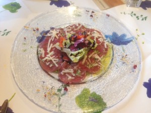 Carpaccio vom Almochsen auf hausgemachtem Olivenpesto mit gehobeltem Parmesan
