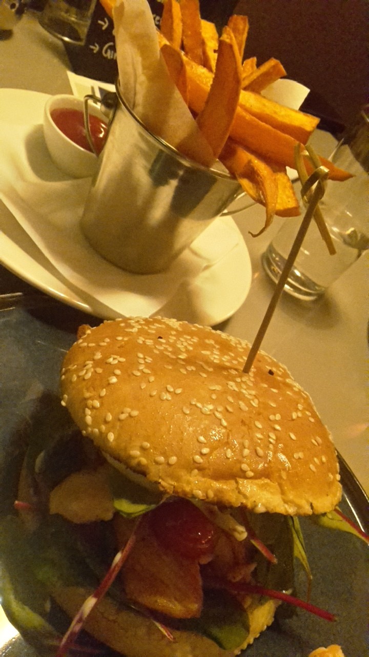 Pulled Lachs Burger mit Süßkartoffelspalten - Das Kolin - Wien