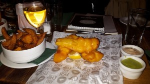 Fisch & Chips mit Almdudler Weiß Wein Spritzer - Charlie P's - Wien