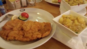 Wiener Schnitzel vom Schwein mit Kartoffelsalat - Brandauers Schlossbräu - Wien