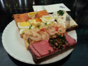 Brötchen - Lachs, Ei mit Kaviar, Shrimps, Roastbeef, Matjes - Zum Schwarzen Kameel - Wien