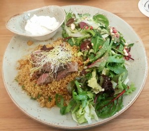 Couscous Salat mit Granatapfel u. Cashewkernen und Rinderfiletspitzen